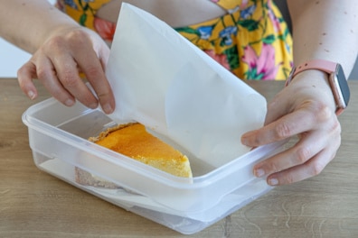 Käsekuchen mit Backpapier einfrieren