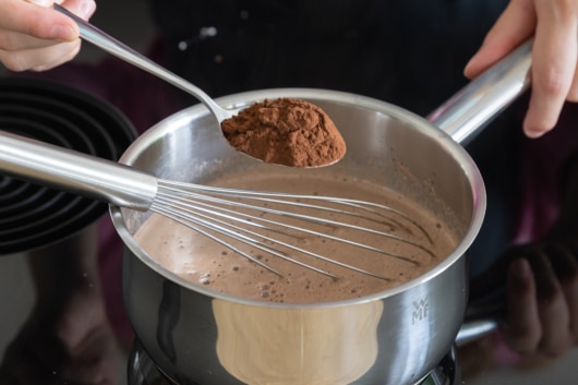 Kakao unter den Schokopudding rühren