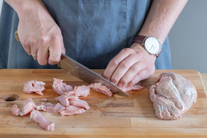 Fleisch in kleine Stücke schneiden