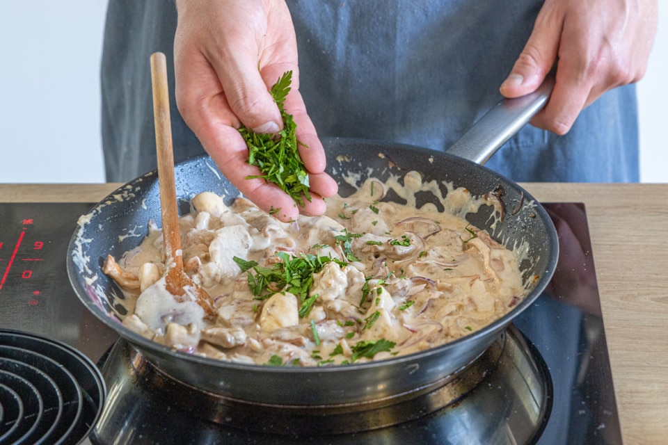 Kalbsgeschnetzeltes mit Pilzen und Tagliatelle | Rezept - eat.de