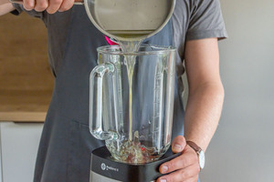 Zuckerwasser in Mixer geben