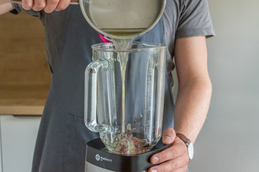 Zuckerwasser in Mixer geben