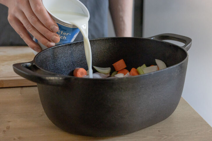 Buttermilch in den Bräter geben