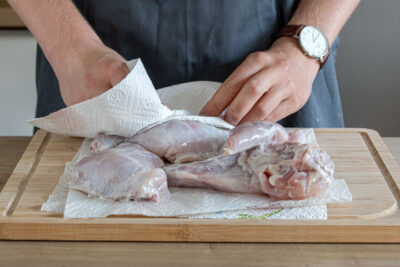 Kaninchenfleisch abtupfen