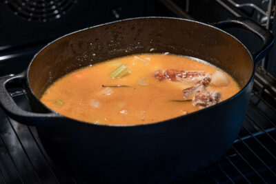Kaninchen mit Buttermilch bei Niedrigtemperatur