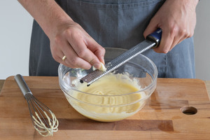 Knoblauch fein reiben