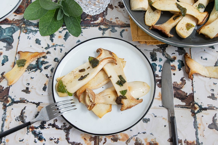 Kräuterseitlinge braten: Vegane Pilzpfanne mit Salbei | Rezept - eat.de