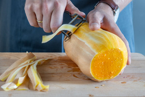 Butternutkürbis schälen