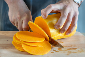 Butternutkürbis in Scheiben schneiden