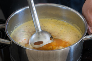Kürbissuppe pürieren