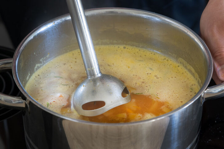 Kürbissuppe pürieren