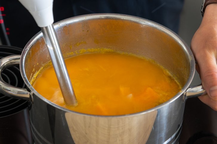 Kürbissuppe pürieren