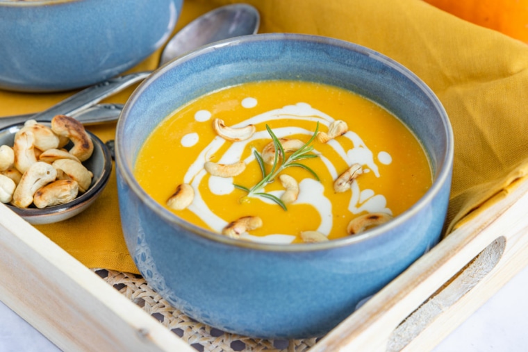 Vegane Low Carb Kürbissuppe ohne Kokosmilch | Rezept - eat.de