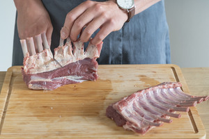 Fleisch neben den Knochen einschneiden