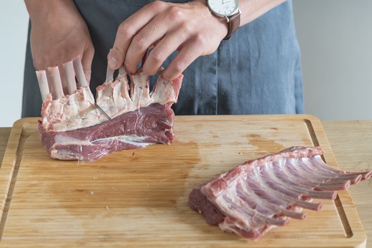 Fleisch neben den Knochen einschneiden