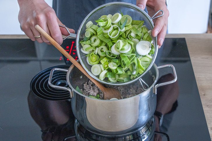 Lauch zum Hackfleisch geben