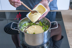 Schmelzkäse in den Topf geben