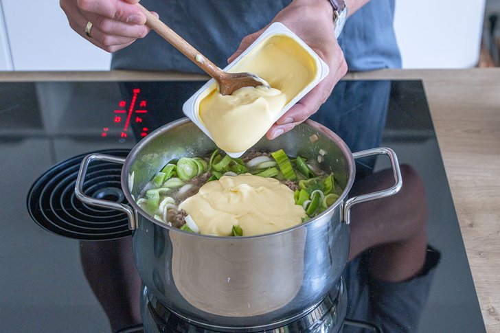 Schmelzkäse in den Topf geben