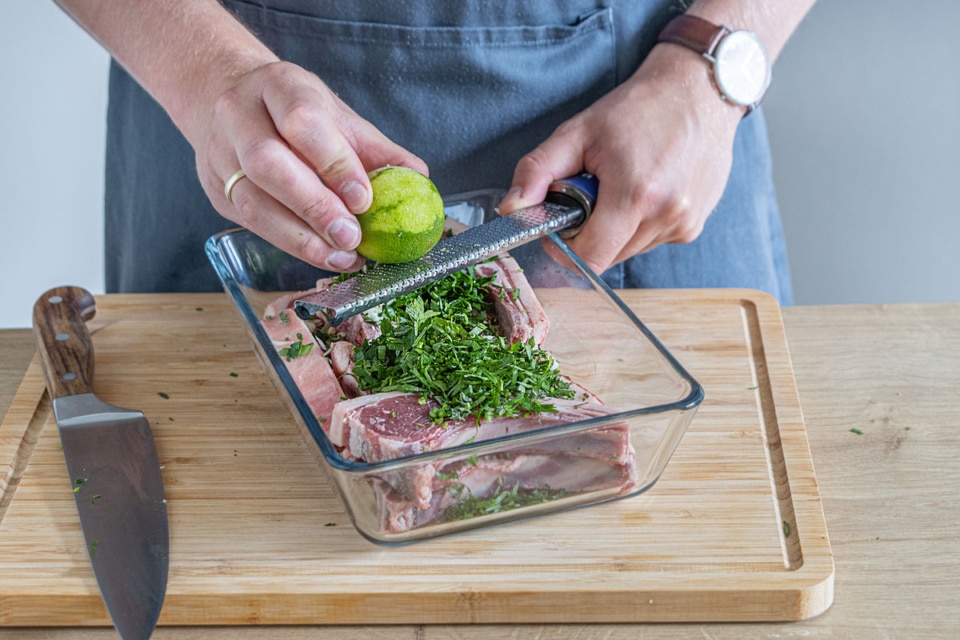 Lammkoteletts mit Kräuter-Knoblauch- Marinade gegrillt | Rezept