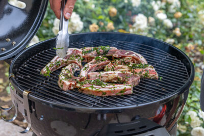 Lammkoteletts mit Kräuter-Knoblauch-Marinade auf den Grill legen