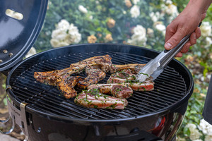 Lammkoteletts mit Kräutermarinade wenden