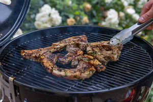 Gegrillte Lammkoteletts mit Kräutermarinade