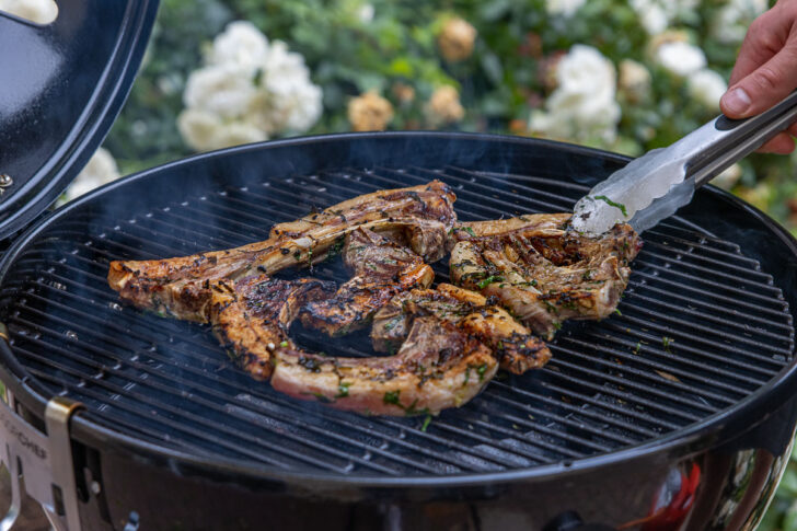 Gegrillte Lammkoteletts mit Kräutermarinade
