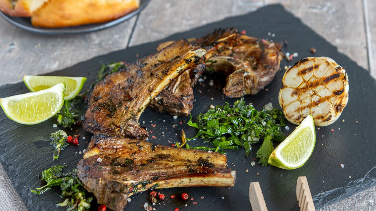 Lammkoteletts mit Kräuter-Knoblauch- Marinade gegrillt | Rezept - eat.de