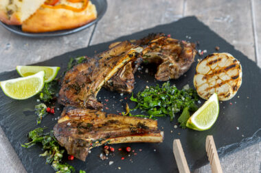 Gegrillte Lammkoteletts mit Kräutermarinade