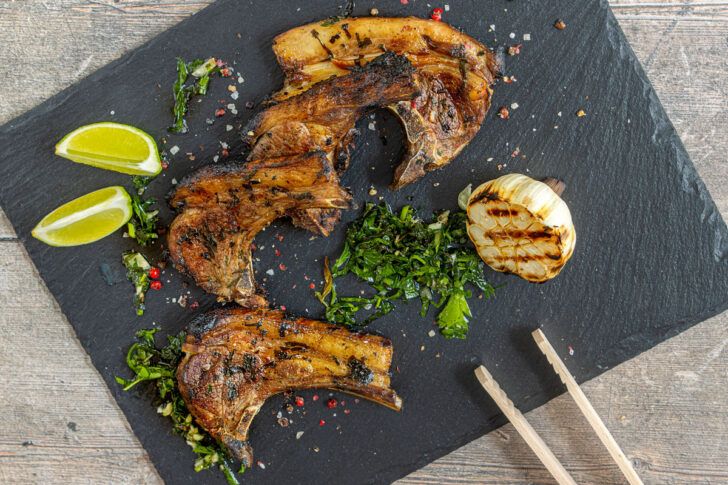 Lammkoteletts mit Kräutermarinade vom Grill