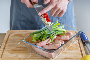 Gewürze zum Fleisch geben