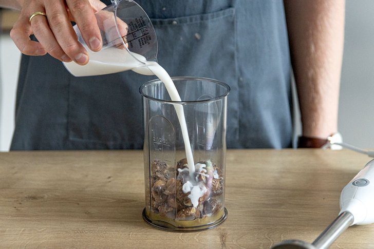 Mandelmilch zu den Maronen geben