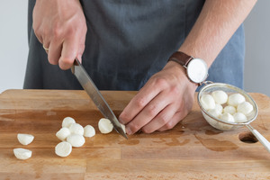 Mozzarella für Tomatensalat halbieren