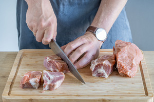 Mutzbraten in gleichmäßige Stücke schneiden