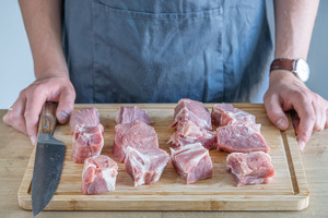 Mutzbraten in gleichmäßige Stücke schneiden