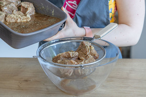 Marinade abgießen
