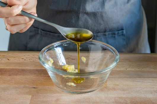 Olivenöl dazugeben