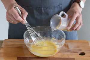 Öl zum Caesar Dressing geben