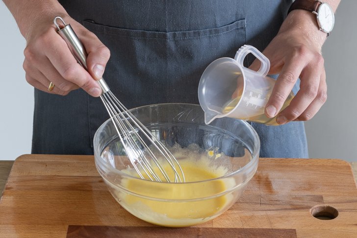 Öl zum Caesar Dressing geben