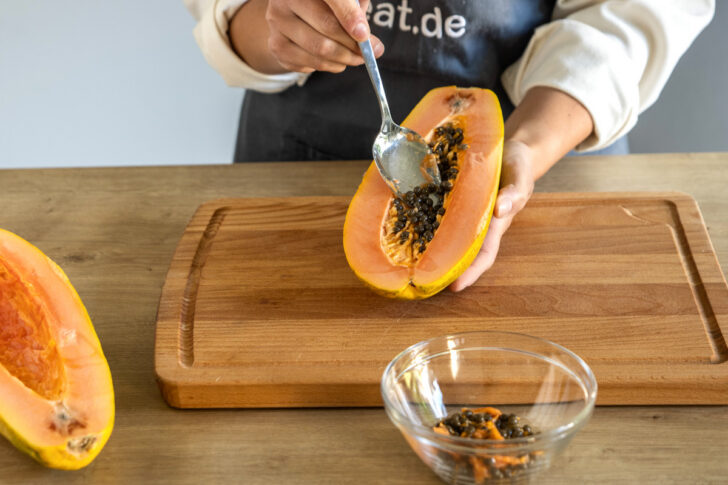 Papaya-Kerne herausnehmen