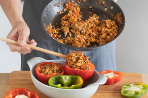 Paprika mit Reis und Hackfleisch füllen