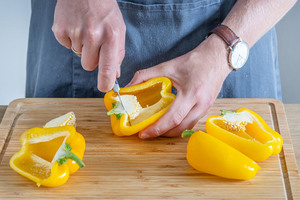 Paprika vom Kern befreien