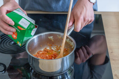 Passierte Tomaten hinzugeben