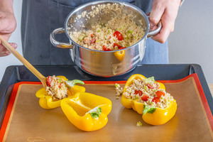 Couscous in die Paprika füllen