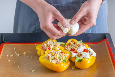 Mozzarella über gefüllte Paprika mit Couscous zupfen