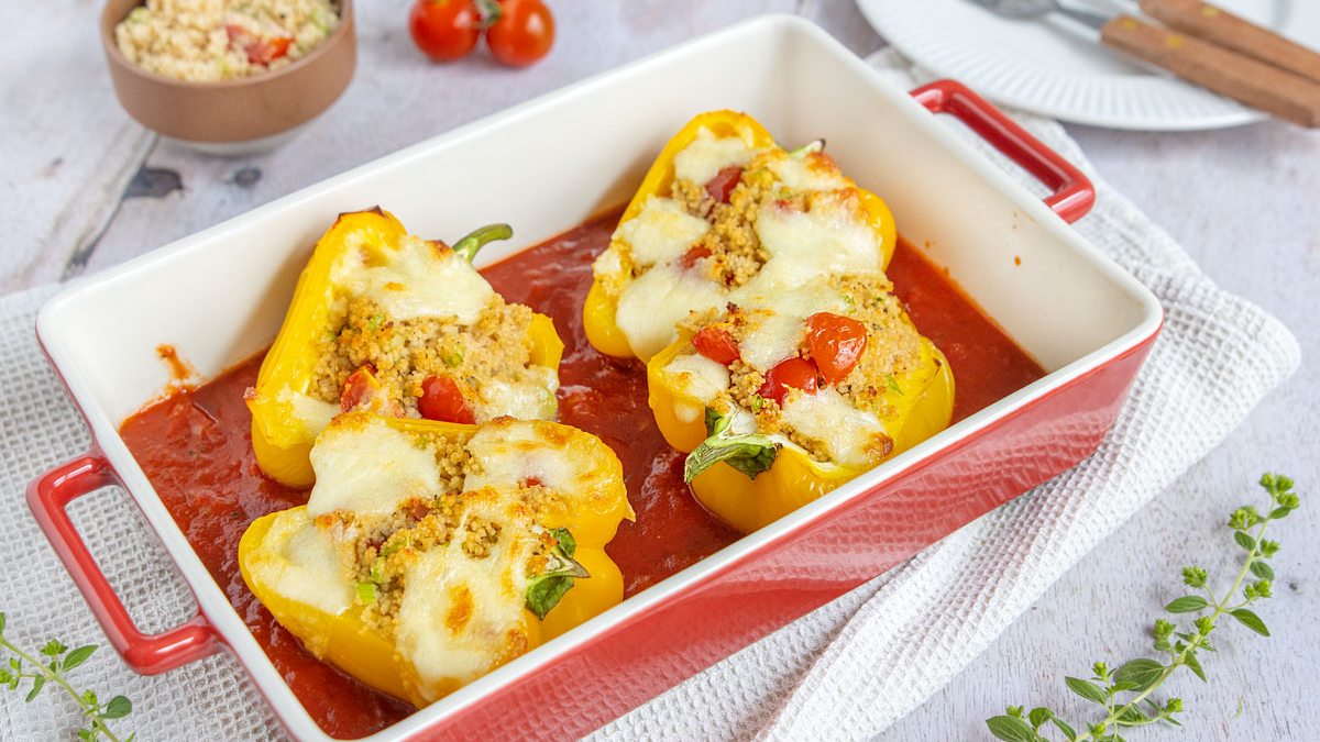 Vegetarisch gefüllte Paprika mit Couscous | Rezept - eat.de