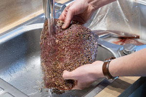 Gewürze vom Fleisch abspülen
