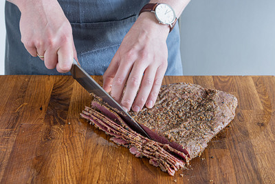 Pastrami in hauchdünne Scheiben schneiden
