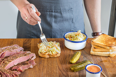 Toast mit Cole Slaw belegen