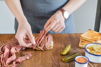 Pastrami auf dem Toast verteilen